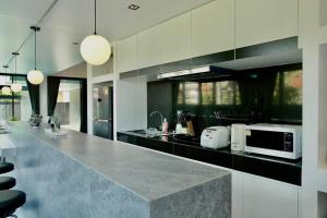 eine Küche mit einer Arbeitsplatte mit Mikrowelle in der Unterkunft Futuristic Pool Villa with Stunning Mountain View in Chiang Mai