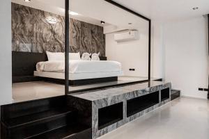 ein Schlafzimmer mit einem Bett und einem großen Spiegel in der Unterkunft Futuristic Pool Villa with Stunning Mountain View in Chiang Mai
