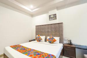 Postel nebo postele na pokoji v ubytování FabHotel DPS International