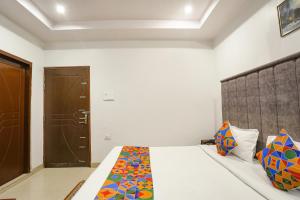 En eller flere senge i et værelse på FabHotel DPS International