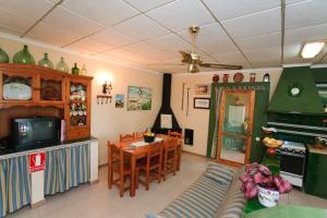 a living room with a kitchen and a dining room at Caseta Morritos in Deltebre