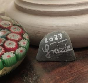 uma pedra ao lado de um vaso e um pedaço de bolo em Cascina Formighezzo em Arquata Scrivia