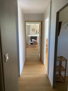 Łóżko lub łóżka w pokoju w obiekcie maison de vacances ninette