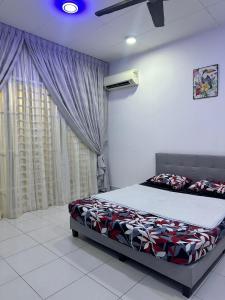 1 dormitorio con cama y ventana en ML Homestay en Kampung Seelung