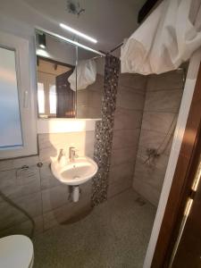 y baño con lavabo y ducha. en Sunset Retreat Cyprus, en Pendakomo