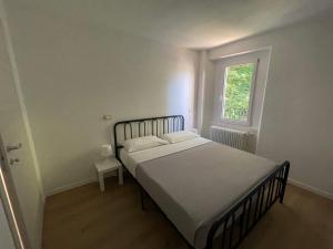 un dormitorio con una cama y una ventana en Novecento Luxury&Spa Residence 4 Stelle, en Montese