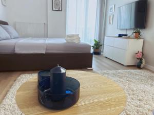 una sala de estar con una cama y una mesa con una vela en Oasis Studio, en Bucarest