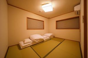 een kamer met 2 bedden in de hoek van een kamer bij Yuki-an Bettei - Vacation STAY 86836 in Yufu