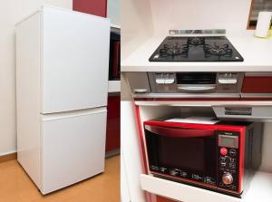 een witte keuken met een magnetron en een fornuis bij Yuki-an Bettei - Vacation STAY 86836 in Yufu