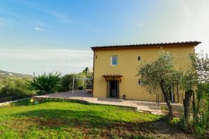 a villa with a garden and a house at matana b&b in Carmignano