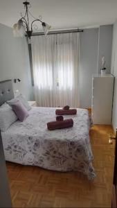 1 dormitorio con 1 cama con 2 toallas en Apartamento La Curtidora en Avilés