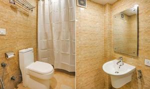twee foto's van een badkamer met toilet en wastafel bij FabHotel Station I in New Delhi