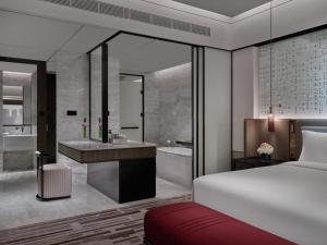 Voodi või voodid majutusasutuse InterContinental Hotels Shenzhen WECC by IHG toas