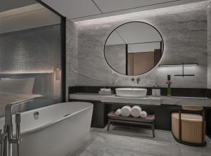 Vannituba majutusasutuses InterContinental Hotels Shenzhen WECC by IHG