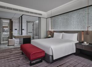 Voodi või voodid majutusasutuse InterContinental Hotels Shenzhen WECC by IHG toas