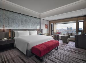 Voodi või voodid majutusasutuse InterContinental Hotels Shenzhen WECC by IHG toas
