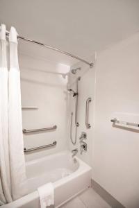 y baño blanco con bañera y ducha. en Fairfield by Marriott Inn & Suites Louisville Airport en Louisville