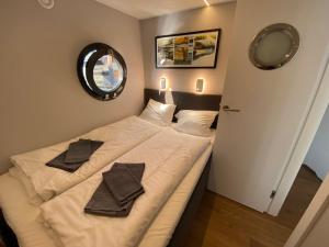Postel nebo postele na pokoji v ubytování KUNGSVIKEN - Hausboot im Herzen von Göteborg