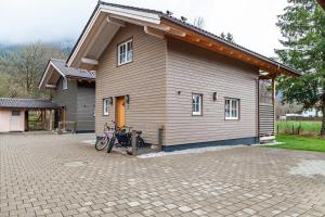 una motocicleta estacionada frente a una casa en Chalet Rauschn 3, en Farchant