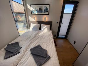 Postel nebo postele na pokoji v ubytování KUNGSVIKEN - Hausboot im Herzen von Göteborg