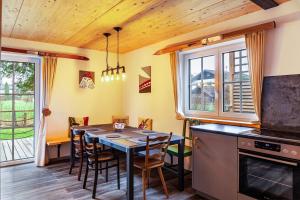 uma cozinha com mesa e cadeiras num quarto em Chalet Rauschn 3 em Farchant