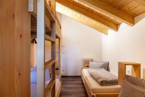 Zimmer mit Etagenbett und Etagenbett in der Unterkunft Chalet Rauschn 1 in Farchant