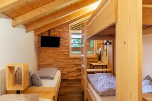 ein Zimmer mit Etagenbetten in einem winzigen Haus in der Unterkunft Chalet Rauschn 1 in Farchant