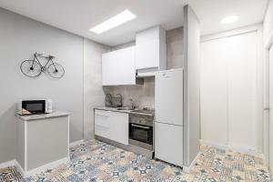 Kuchyň nebo kuchyňský kout v ubytování Cerca Santiago Bernabéu - Apartamento TORRE PICASSO + 12 fotografií