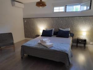 a bedroom with a bed with two towels on it at Apto. El Pozo de las Nieves con piscina in Cobisa