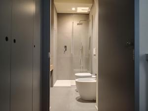 Un baño con inodoro, lavabo y ducha. en Chill in Tuscany ground floor, en Lucca