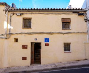 un edificio con un letrero de salida en su lateral en APARTAMENTO BERROCALA, en Cáceres