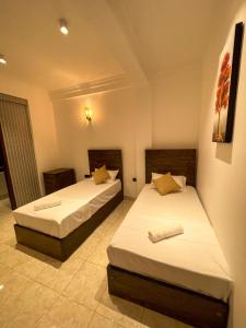 pokój z 2 łóżkami w pokoju w obiekcie Rusty Bunk Villa w mieście Kandy