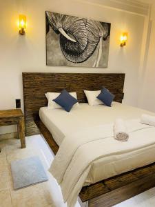 1 dormitorio con 2 camas y una foto de un elefante en Rusty Bunk Villa en Kandy