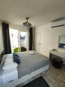 een slaapkamer met een groot bed en een raam bij Malibu Park Apartments Sol in Adeje