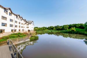 une rivière devant un bâtiment dans l'établissement The Copthorne Hotel Cardiff, à Cardiff