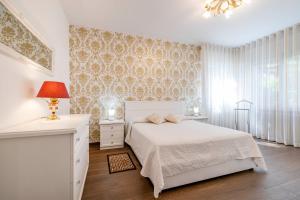 una camera con letto bianco, cassettiera e finestra di Bellavista SanMarco lagoon front LOC06740 a Lido di Venezia