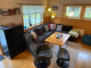 uma sala de estar com um sofá e uma mesa em Fjällstuga i avskildhet em Idre