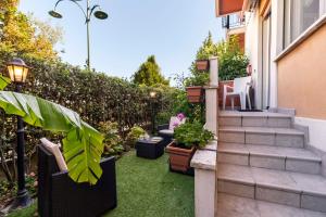 un piccolo cortile con patio con erba e piante di Bellavista SanMarco lagoon front LOC06740 a Lido di Venezia
