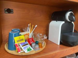 Příslušenství pro přípravu čaje a kávy v ubytování Loveboat