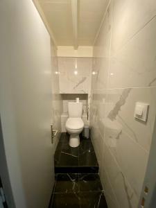 baño con aseo blanco en una habitación en La Résidence Panthéonique en París