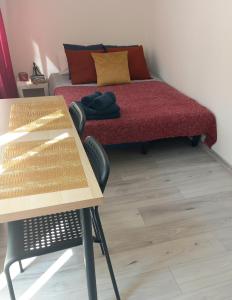 łóżko w pokoju ze stołem i krzesłami w obiekcie HOLA Apartamenty Narutowicza w Łodzi
