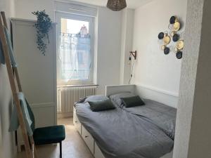 une petite chambre avec un lit et une fenêtre dans l'établissement Frida- Nancy Thermal à 2 min- 10 pers - chez Julie, à Nancy
