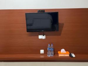 Uma TV ou centro de entretenimento em CVS The Hotel