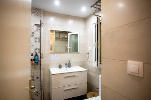 mała łazienka z umywalką i prysznicem w obiekcie Hadrian by Heloni Apartments w Atenach