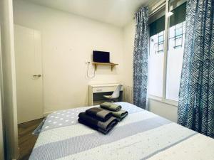 1 dormitorio con 1 cama con silla y ventana en Hermoso piso en Chamberi, en Madrid