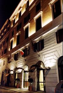 un bâtiment dont le côté comporte un drapeau dans l'établissement Hotel Windrose, à Rome