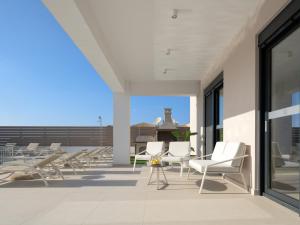 Μπαλκόνι ή βεράντα στο Jako Villa, a few meters away from the beach, By ThinkVilla