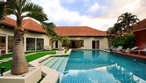 Fotografie z fotogalerie ubytování Pattaya Jomtien large pool 6 bed 5 bath villa v destinaci Jomtien pláž