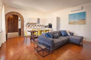 - un salon avec un canapé et une table dans l'établissement Villa Irene In Bardolino, à Bardolino