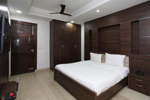 una camera con letto e ventilatore a soffitto di SPOT ON Hotel Sainik Inn a Nalmatha